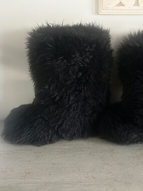New Rare UGG Women’s Size 6 Tall Fluff Momma Black Boots